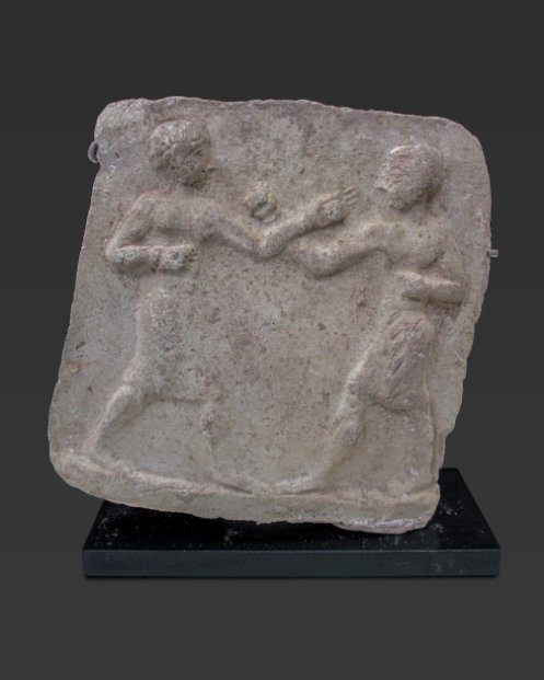 Credits: Votivtafel mit Boxerpaar, Ton, Babylon, um 2000 v. Chr., © Antikenmuseum Basel und Sammlung Ludwig